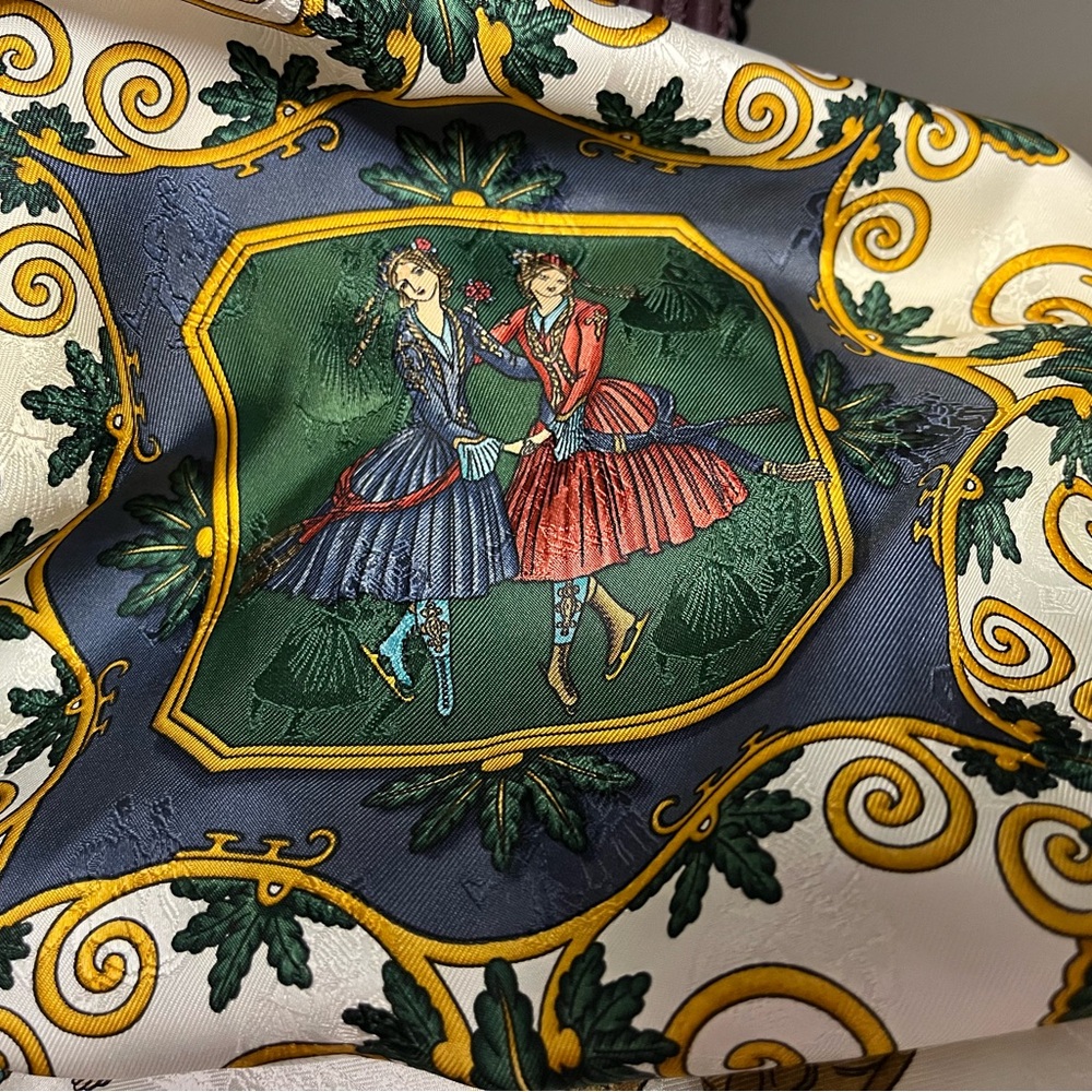 Hermes Carrie 90 Joies d’Hiver silk holiday scarf - Picture 6 of 8